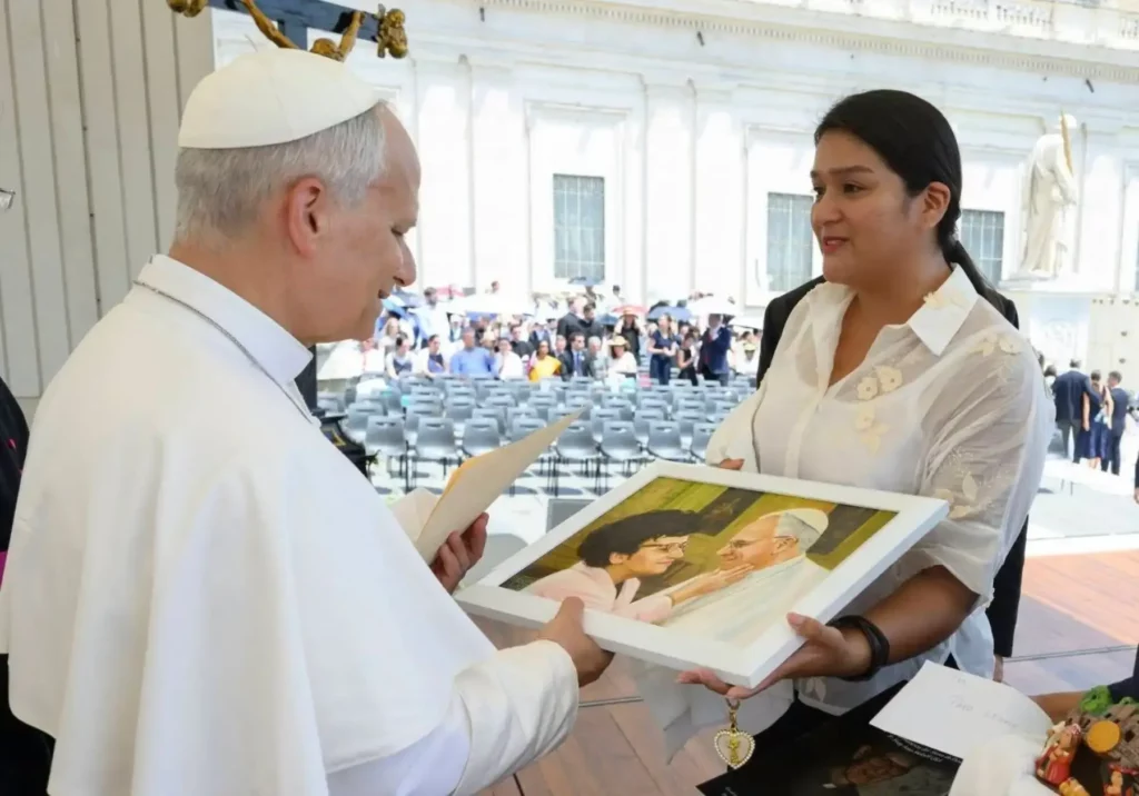Ahijada piurana del papa León XIV lo invita a regresar a Chulucanas durante encuentro en el Vaticano