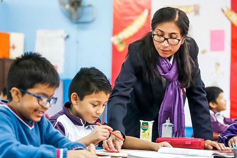 Más de 400 000 docentes y auxiliares recibirán bono de S/487 a fines de agosto