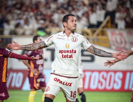 Universitario goleó 3-0 a Los Chankas y es colíder del Torneo Clausura
