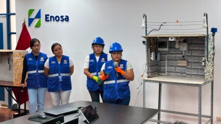 Mujeres Electricistas demuestran sus avances en formación técnica al ministro de Energía y Minas