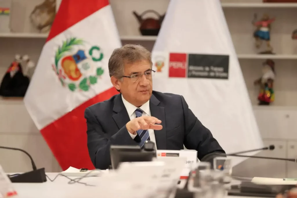 Ministro Sheput: CNT iniciaría este mes diálogo para evaluar el aumento del sueldo mínimo