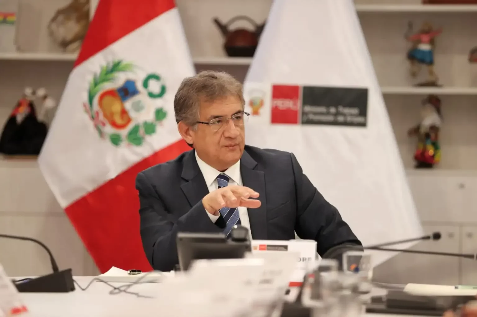 Ministro Sheput: CNT iniciaría este mes diálogo para evaluar el aumento del sueldo mínimo