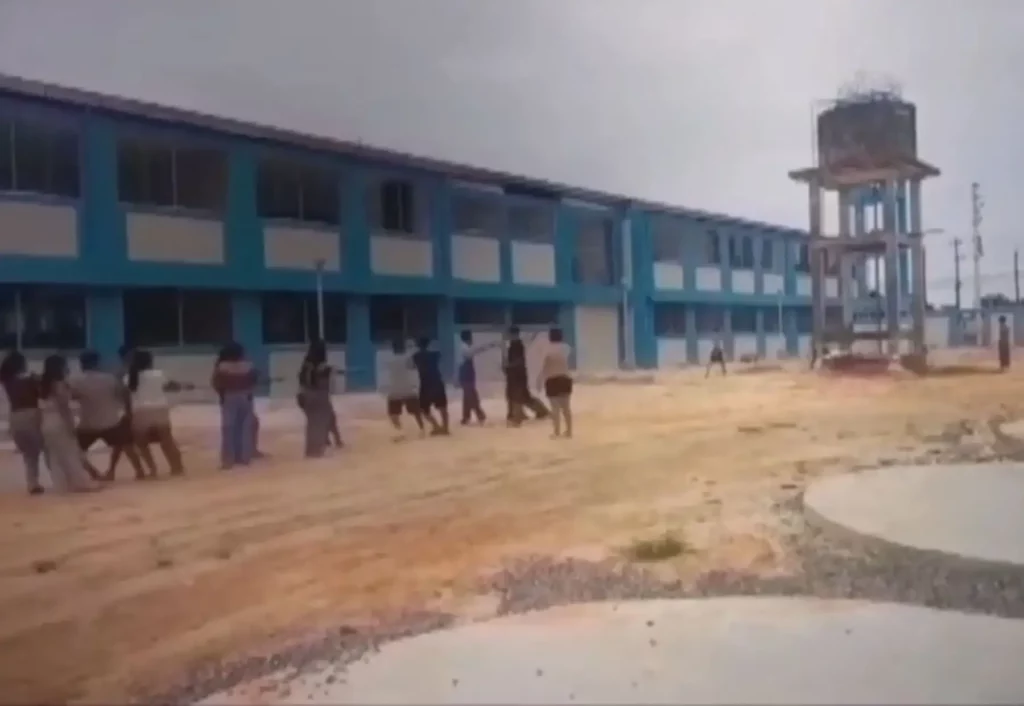 Iquitos: video muestra a escolares intentando derribar estructura en colegio Petronila Perea