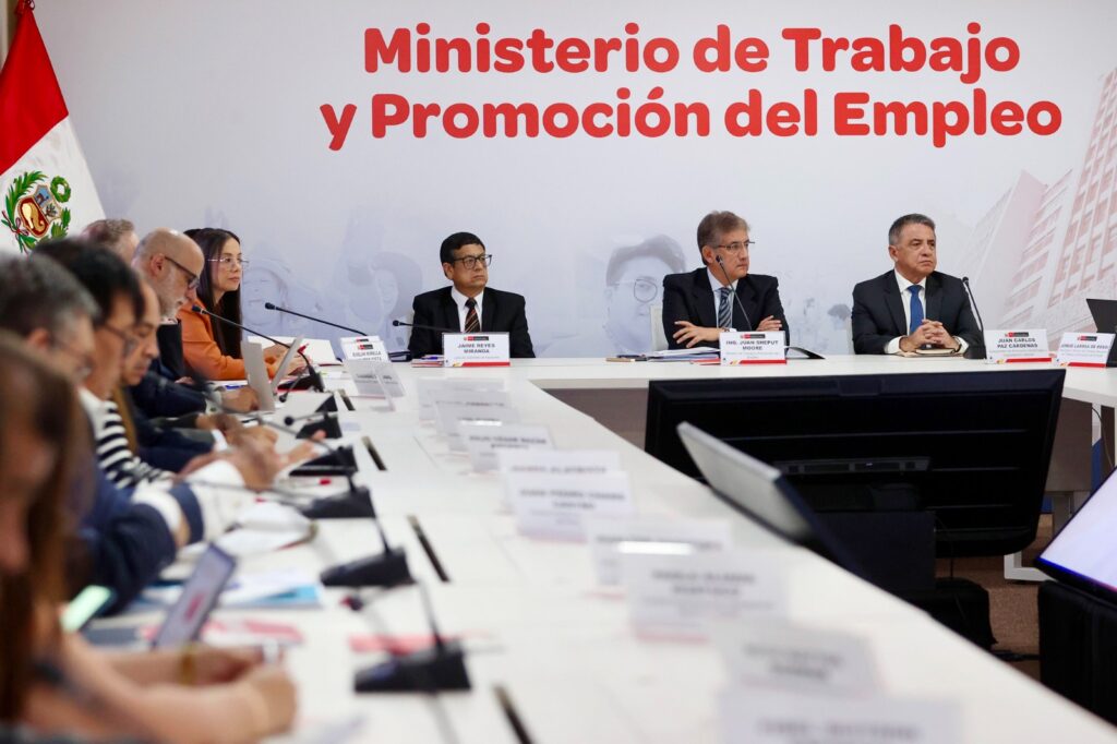 Gobierno y sectores laborales acuerdan aumentar la RMV a S/ 1,300