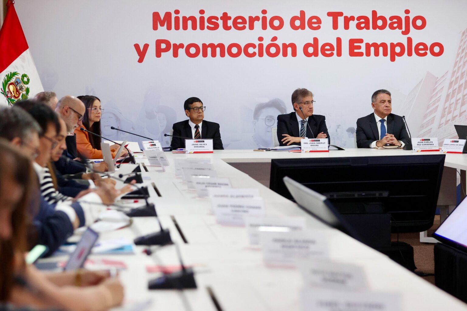 Gobierno y sectores laborales acuerdan aumentar la RMV a S/ 1,300