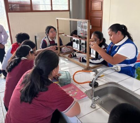 Escolares culminan taller de electricidad básica impulsado por alumnas del programa Mujeres Electricistas