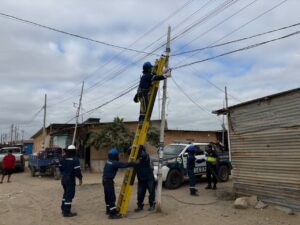 Piura: ENOSA retira cable clandestino ante riesgo por lluvias