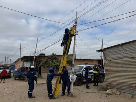Piura: ENOSA retira cable clandestino ante riesgo por lluvias
