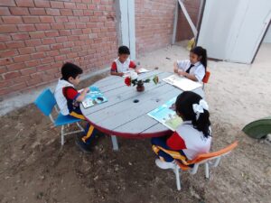 ENOSA impulsa espacio de lectura con carretes reutilizados para escolares de Piura