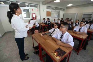 Uso de celulares en colegios queda restringido por reglamento del Minedu