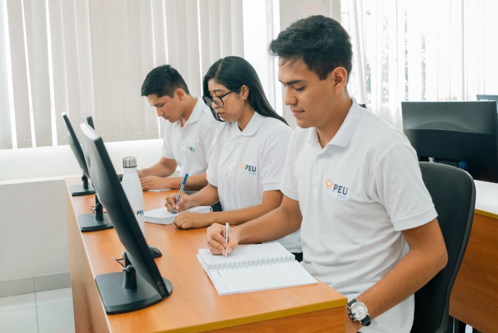 Hasta el 31 de octubre estudiantes de Derecho, Economía e Ingeniería pueden postular a una las 60 becas del PEU OSIPTEL