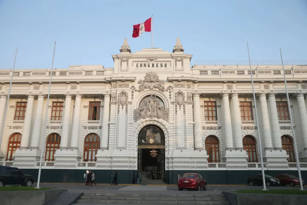 Comisión de Constitución del Senado recoge aportes sobre facultades legislativas al Ejecutivo