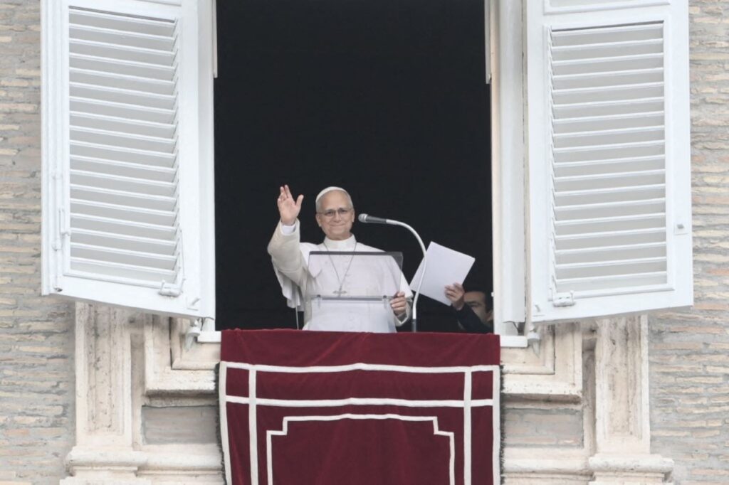 Papa León XIV saluda a los devotos del Señor de los Milagros tras recibir el alta médica